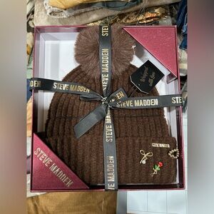 Steve Madden Dark Brown Pom Pom Beanie Gift Set w/ Pins NWT 🎁🤎